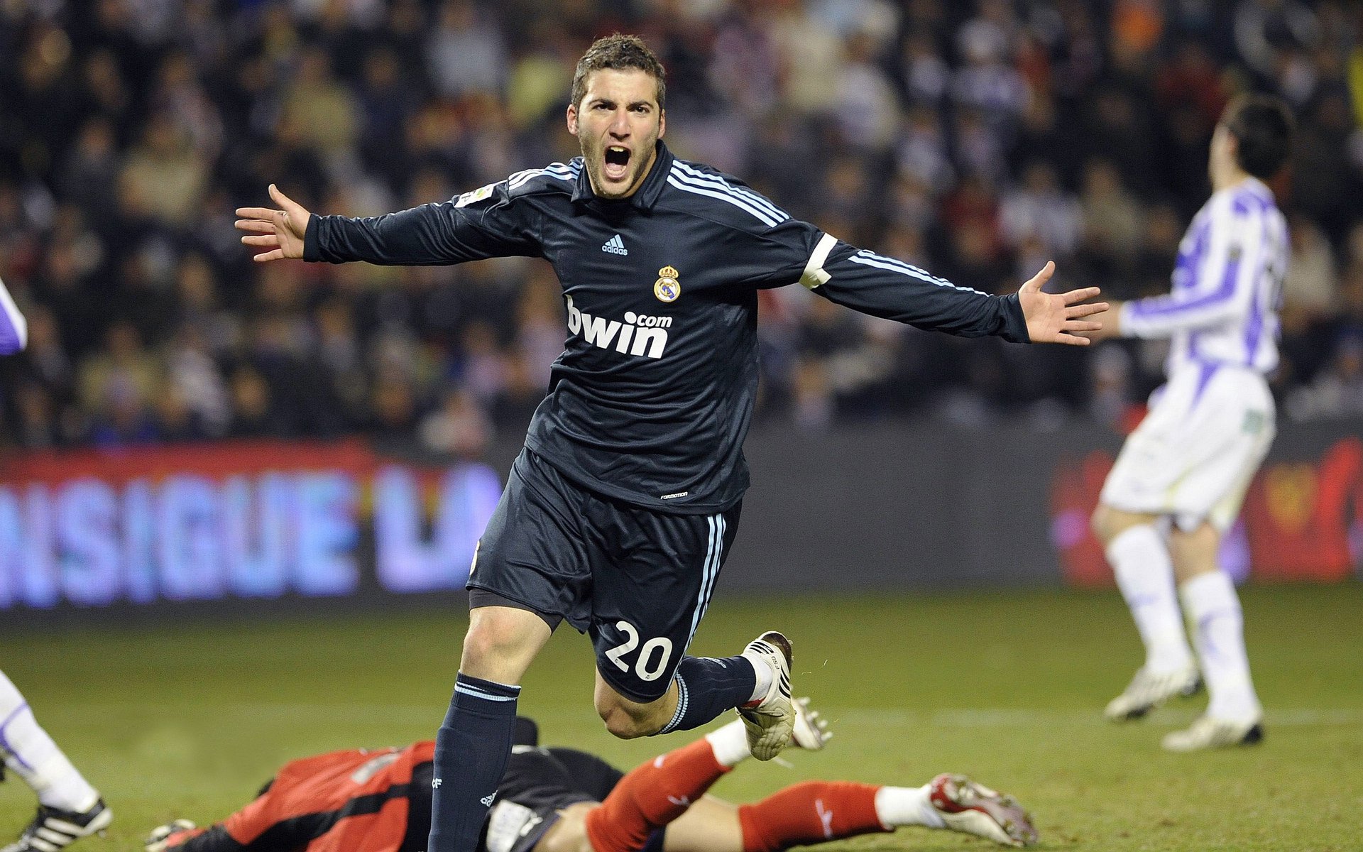 九游游戏在线玩-世界杯精彩瞬间：每一秒都令人热血沸腾！，世界杯经典视频